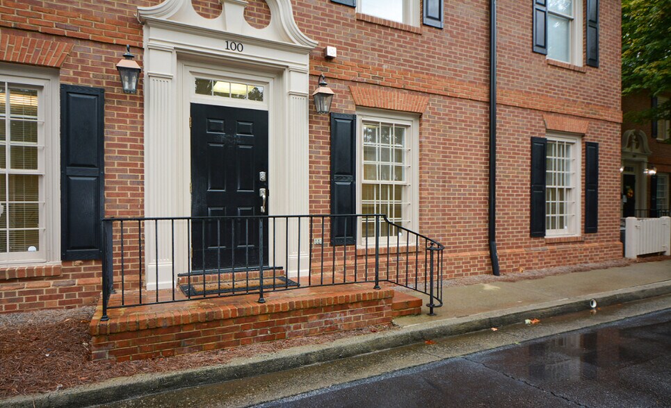 More Photos Of 8046 Roswell Rd, Atlanta Office For Sale