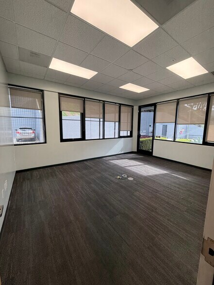 More Photos Of 5142 Clareton Dr, Agoura Hills Showroom For Lease