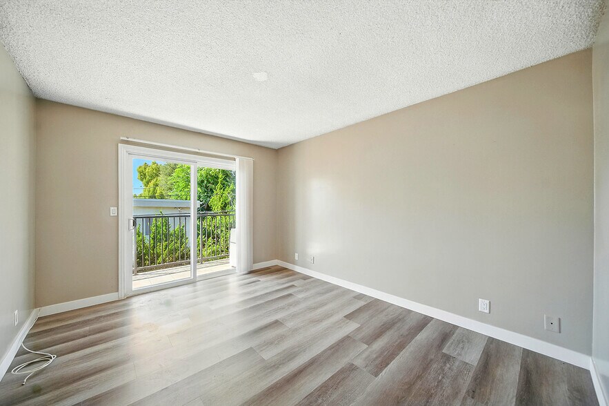 More Photos Of 1165 Thompson Ave, Glendale Apartments For Sale