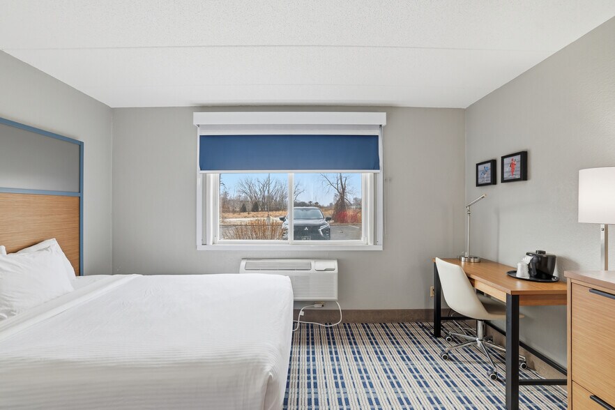More Photos Of 4675 White Bear Pky, White Bear Lake Hotel For Sale