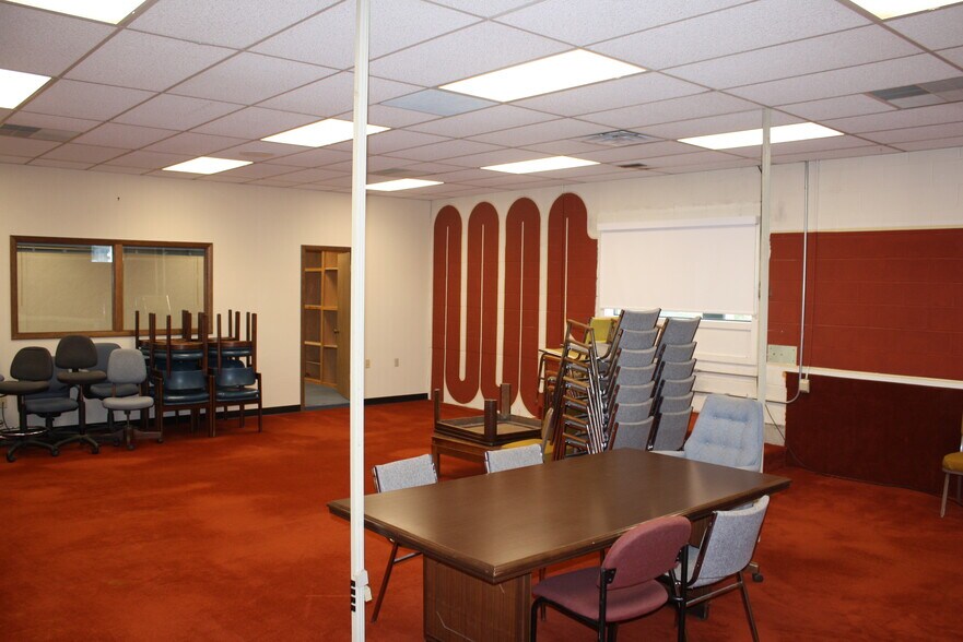 More Photos Of 424 S Main St, Troy Bank For Lease