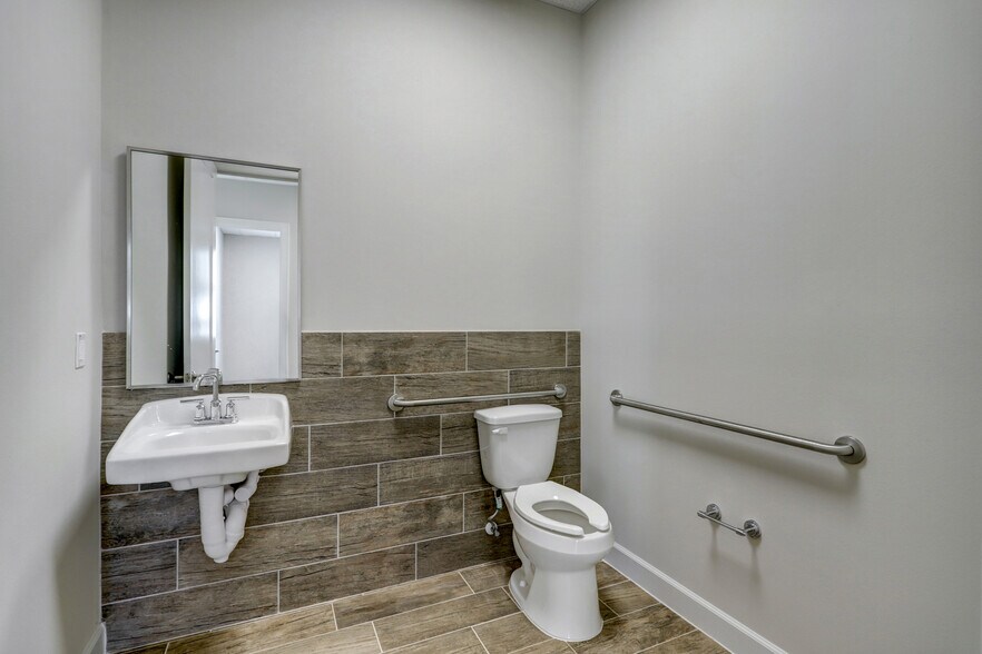 More Photos Of 855 Rockmead Dr, Kingwood Medical For Lease