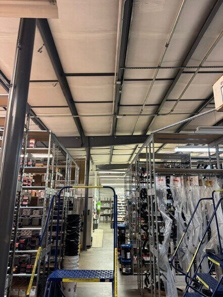 More Photos Of 2500 Plantside Dr, Louisville Auto Repair For Lease