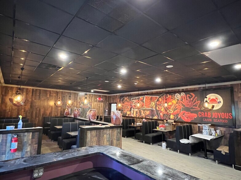 More Photos Of 628 Arena Dr, Hamilton Restaurant For Sale