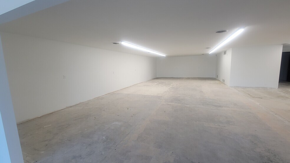 More Photos Of 906 W Springfield Rd, Taylorville Storefront Retail Office For Lease