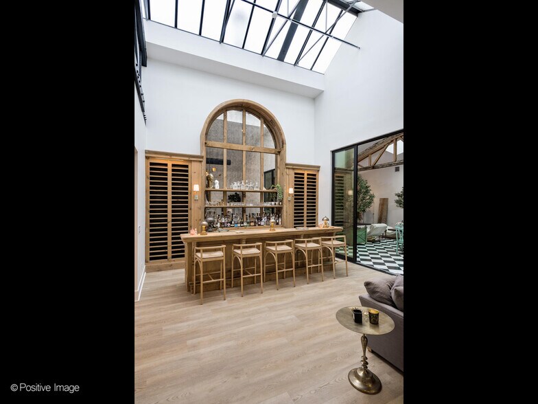 More Photos Of 2733 N Pulaski Rd, Chicago Showroom For Sale