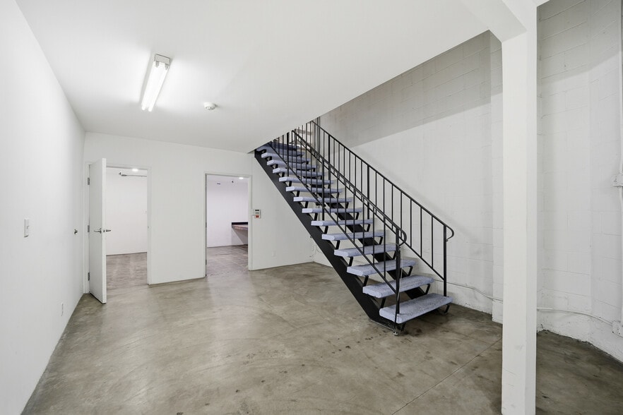 More Photos Of 805 Traction Ave, Los Angeles Showroom For Lease