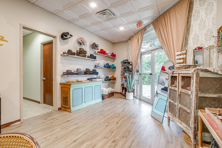More Photos Of 914 N Sylvania Ave, Fort Worth Medical For Lease