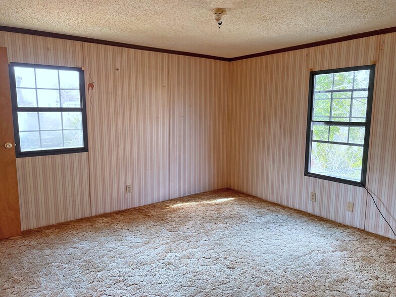 More Photos Of 3268 - 3244 River Fork Rd, Waterloo Bar For Sale