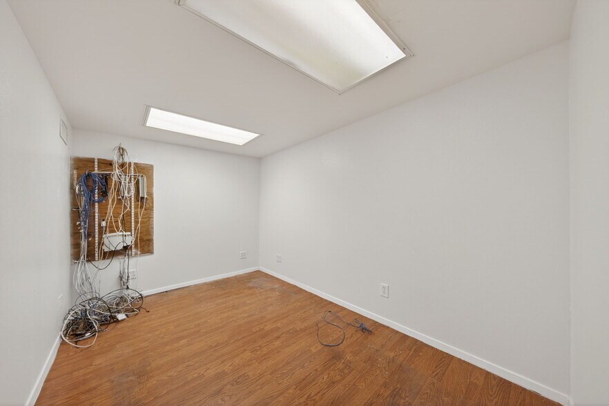 More Photos Of 3215 Zanderson Ave, Jourdanton Loft Creative Space For Lease