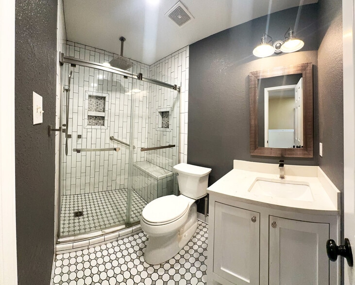 More Photos Of 6623 Gulf Fwy, Houston Office Residential For Sale