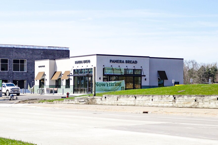 More Photos Of 5569 Crooks Rd, Troy General Retail For Sale