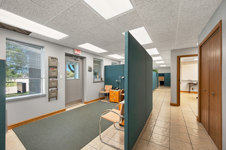 More Photos Of 1725 Suburban Dr, De Pere Manufacturing For Sale