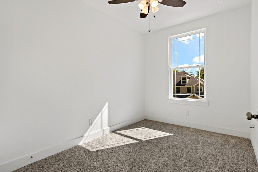 More Photos Of 400-414 E 7th St, Bonham Apartments For Sale