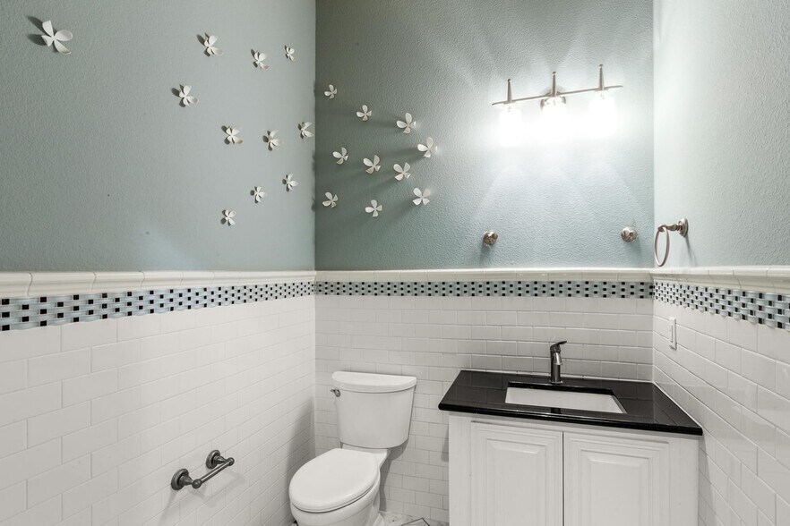 More Photos Of 105 Applewood Dr, Cedar Creek Office For Sale