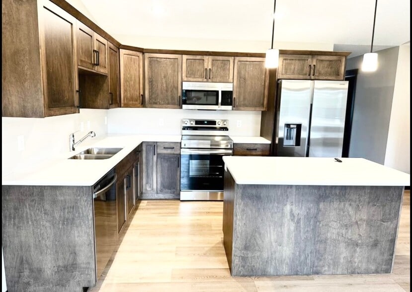 More Photos Of 725 Glacier Dr, Altoona Apartments For Sale