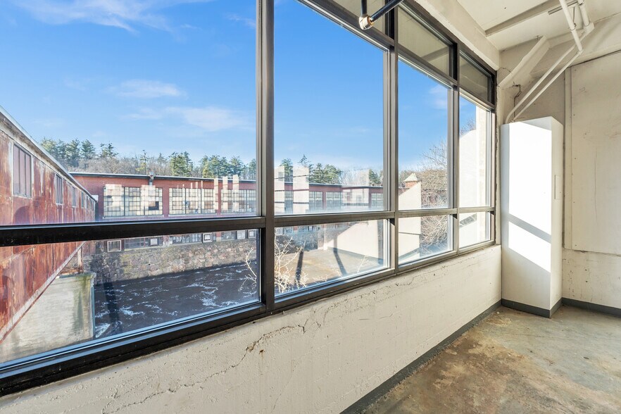 More Photos Of 80 Optical Dr, Southbridge Flex For Lease