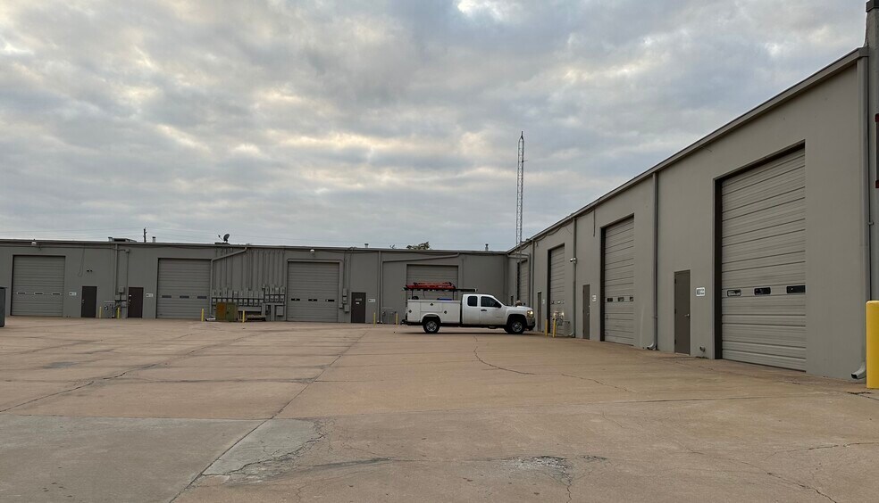 More Photos Of 10404 E 55th Pl, Tulsa Showroom For Lease