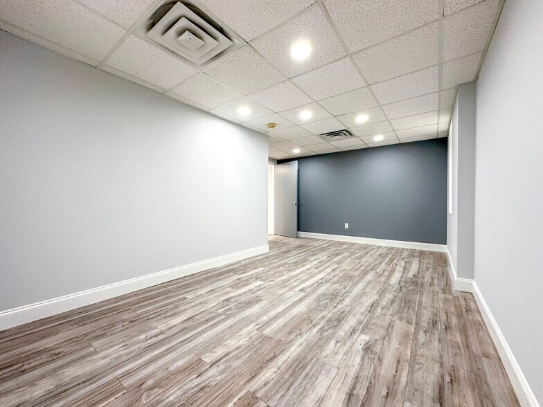 More Photos Of 406 E Pennsylvania Blvd, Feasterville Trevose Light Distribution For Lease