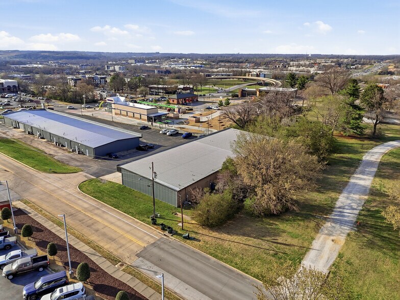 More Photos Of 3416-3422 N College Ave, Fayetteville Unknown For Lease