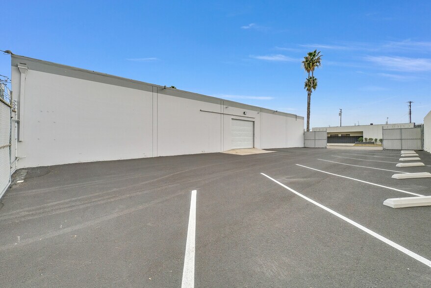 More Photos Of 1121-1127 E Ash Ave, Fullerton Warehouse For Sale