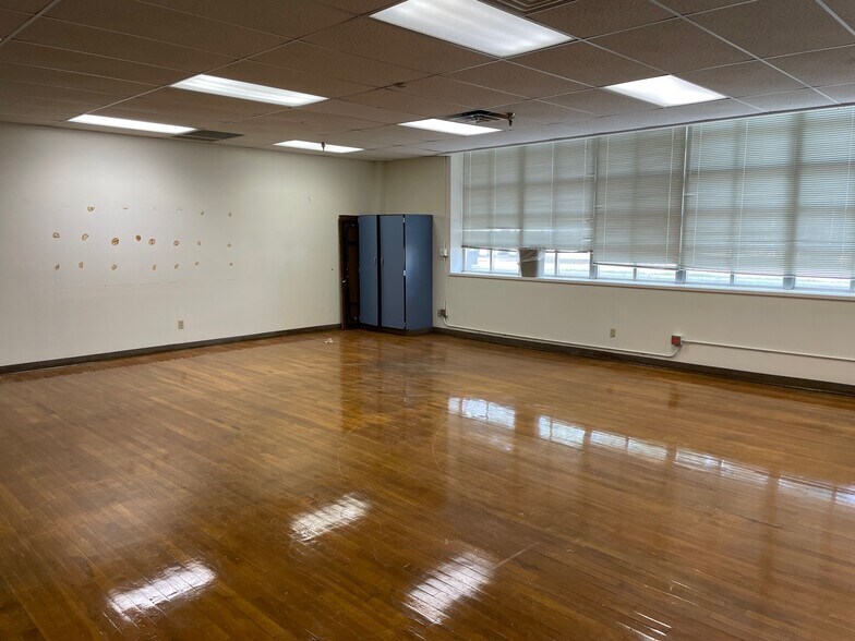 More Photos Of 216 E College St, Seguin Flex For Sale