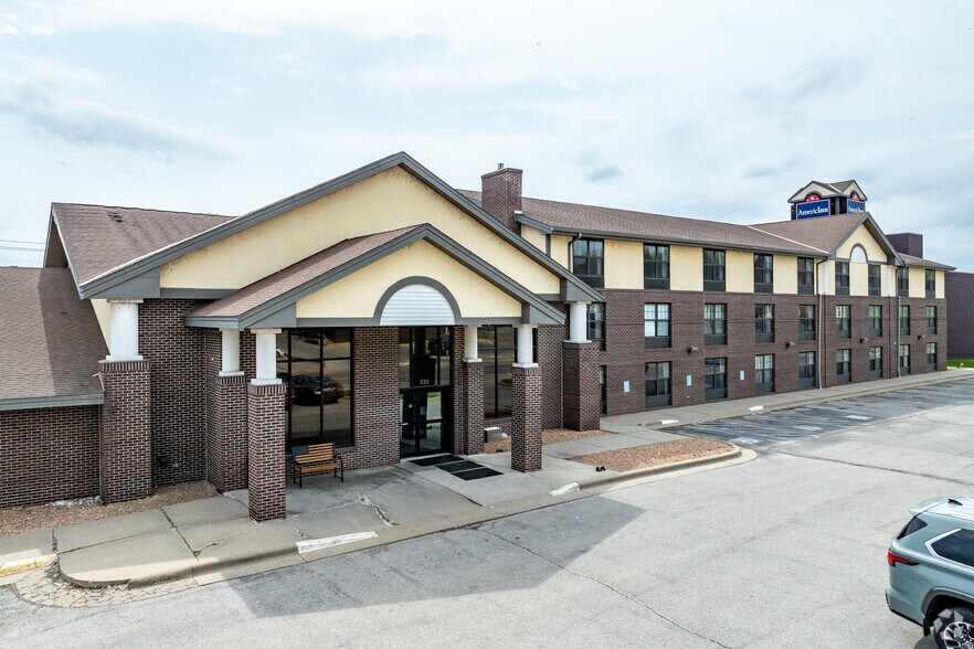More Photos Of 222 W 2nd St, Ottumwa Hotel For Sale