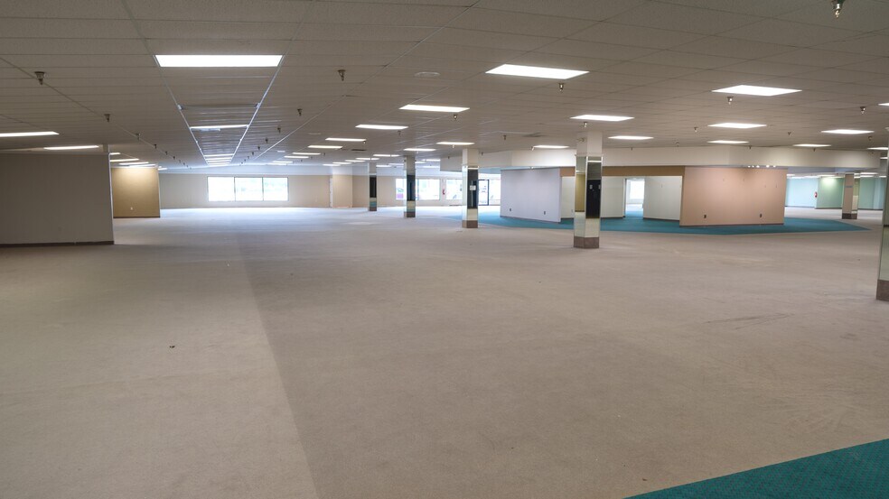 More Photos Of 10001 Tamiami Trl E, Naples Freestanding For Lease