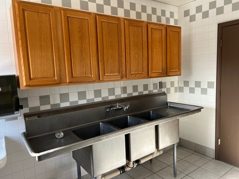 More Photos Of 870 Richard Rd, Dyer Freestanding For Lease