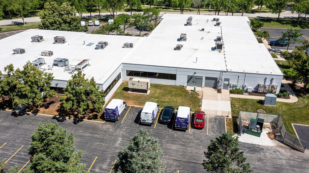 More Photos Of 941-969 Parkview Blvd, Lombard Light Manufacturing For Lease