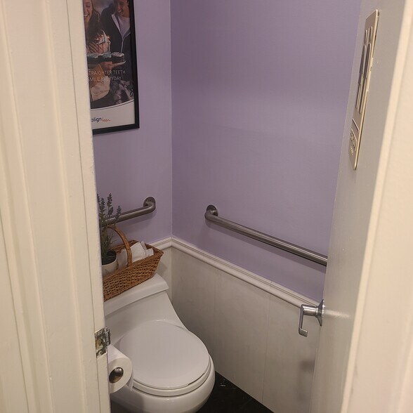 More Photos Of 1305-1307 N San Fernando Blvd, Burbank Flex For Sale