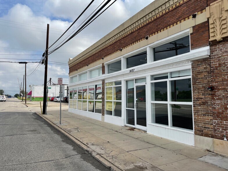 Primary Photo Of 1427 N Austin St, Seguin Flex For Lease