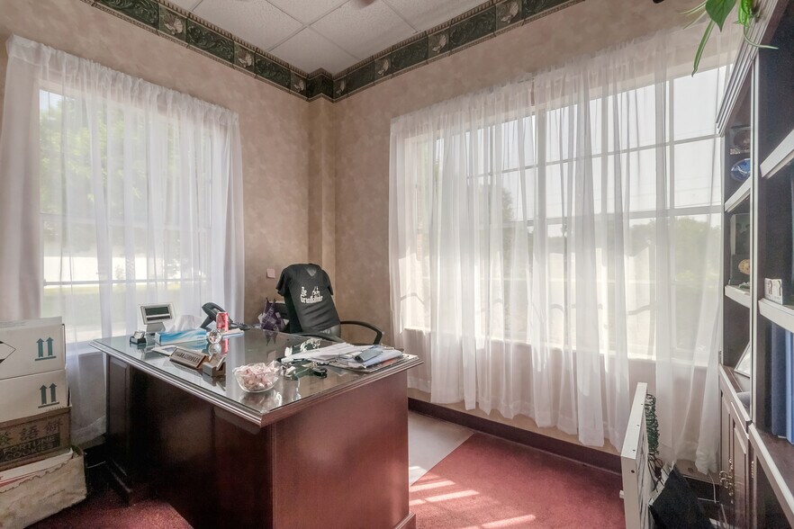 More Photos Of 1036 Derbyshire Rd, Daytona Beach Office For Sale