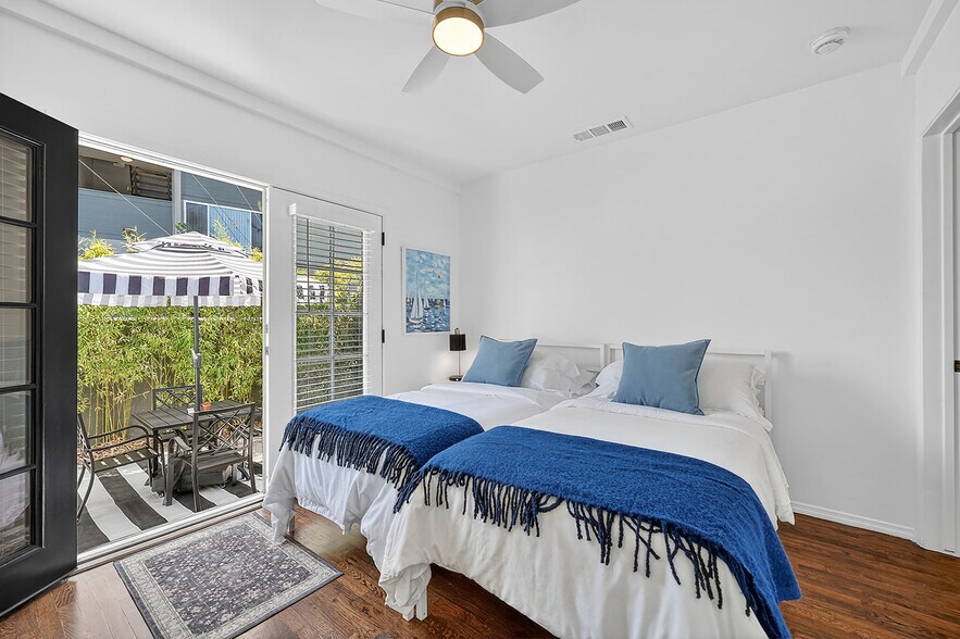 More Photos Of 218 Venice Way, Venice Multifamily For Sale