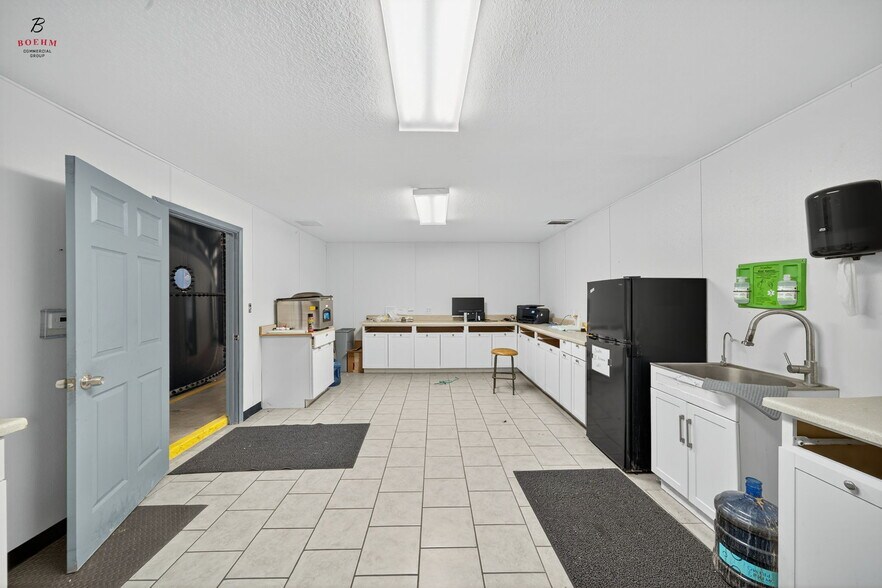 More Photos Of 833 County Road 583, La Coste Research And Development For Sale