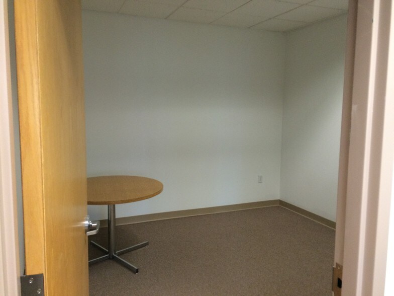 More Photos Of 17 Parkridge Rd, Haverhill Warehouse For Lease