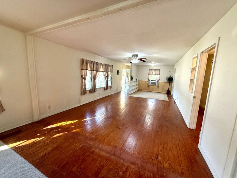 More Photos Of 9278 N Highway 77, Lexington Flex For Sale