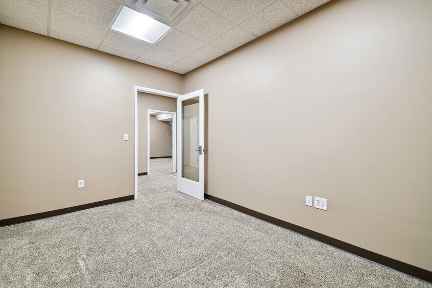 More Photos Of 6740 Crosswinds Dr, Saint Petersburg Coworking Space