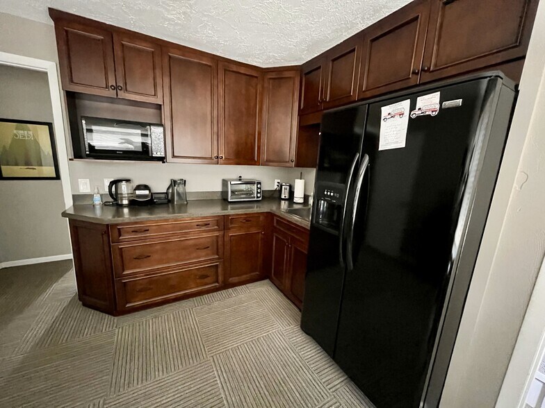 More Photos Of 1265 Ridge Rd, Hinckley Office For Sale