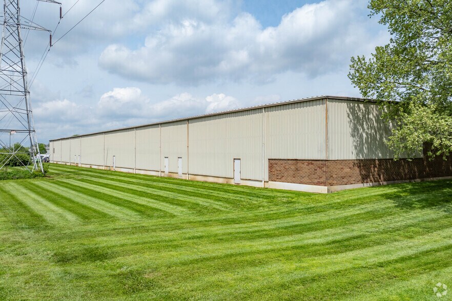 More Photos Of 9877-9893 Crescent Park Dr, West Chester Warehouse For Lease