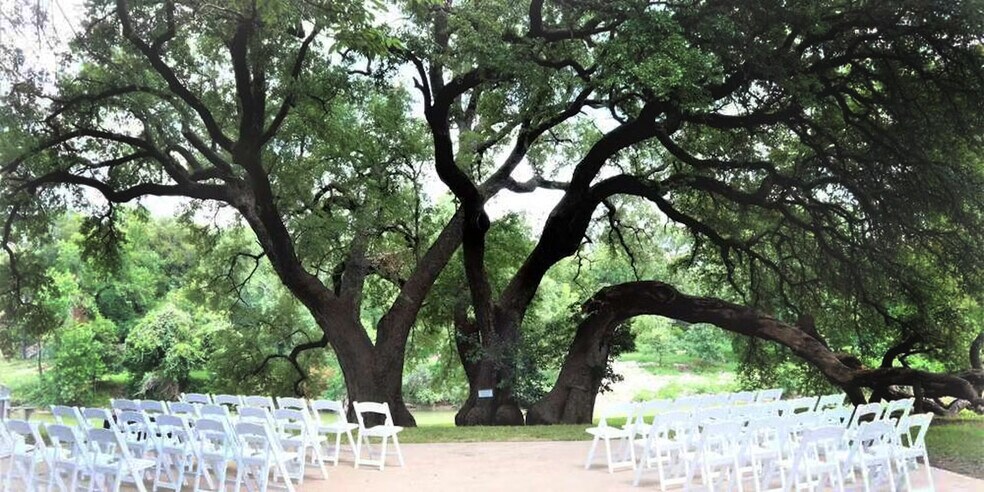 More Photos Of 205 SW Barnard St, Glen Rose Hotel For Sale