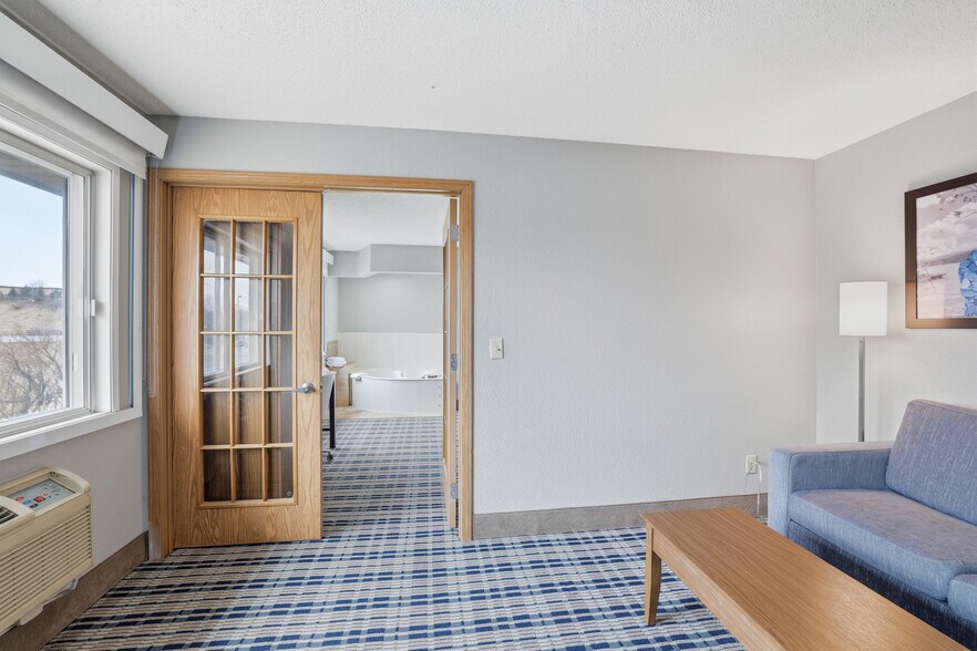 More Photos Of 4675 White Bear Pky, White Bear Lake Hotel For Sale