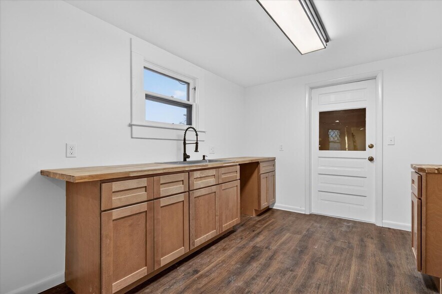 More Photos Of 822 S Johnstone Ave, Bartlesville Freestanding For Sale