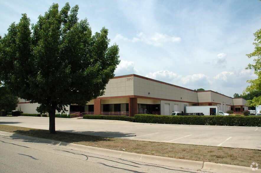 More Photos Of 3923 Morse St, Denton Flex For Lease