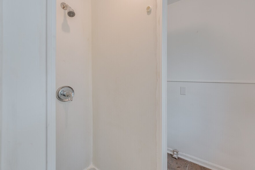 More Photos Of 1401 Spring Hill Ave, Mobile Medical For Sale