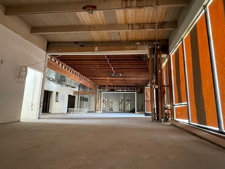 More Photos Of 10452 Magnolia Blvd, North Hollywood Storefront Retail Office For Sale