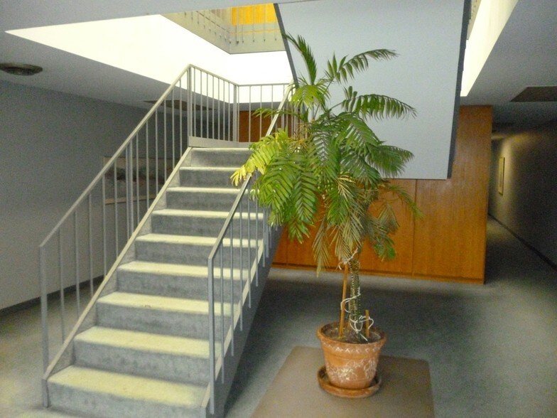 More Photos Of 24500 Northwestern Hwy, Southfield Office For Lease