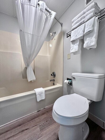 More Photos Of 2075 Highway 192 W, London Hotel For Sale