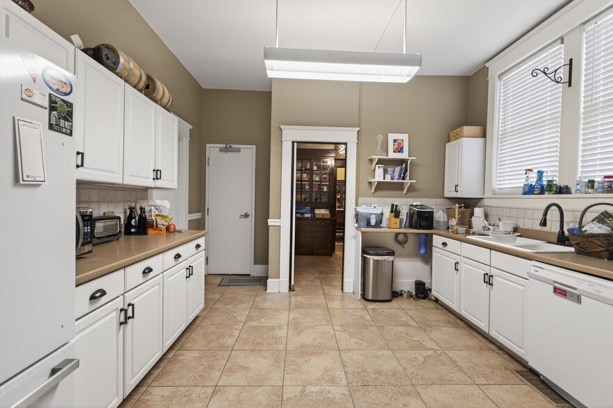 More Photos Of 1803 Clinch Ave, Knoxville Dormitory For Sale