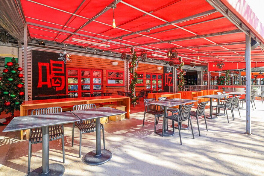 More Photos Of 3011 Gulden Ln, Dallas Restaurant For Lease